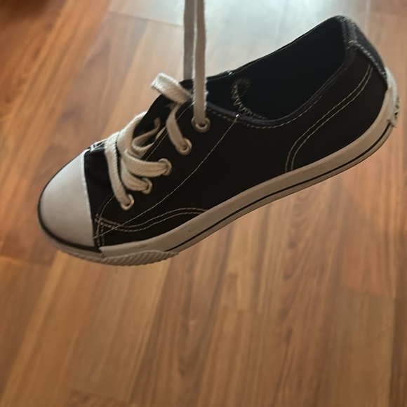 Unisex Airwalk Black and White Canvas Sneakers Timeless Design - Picture 12 of 12